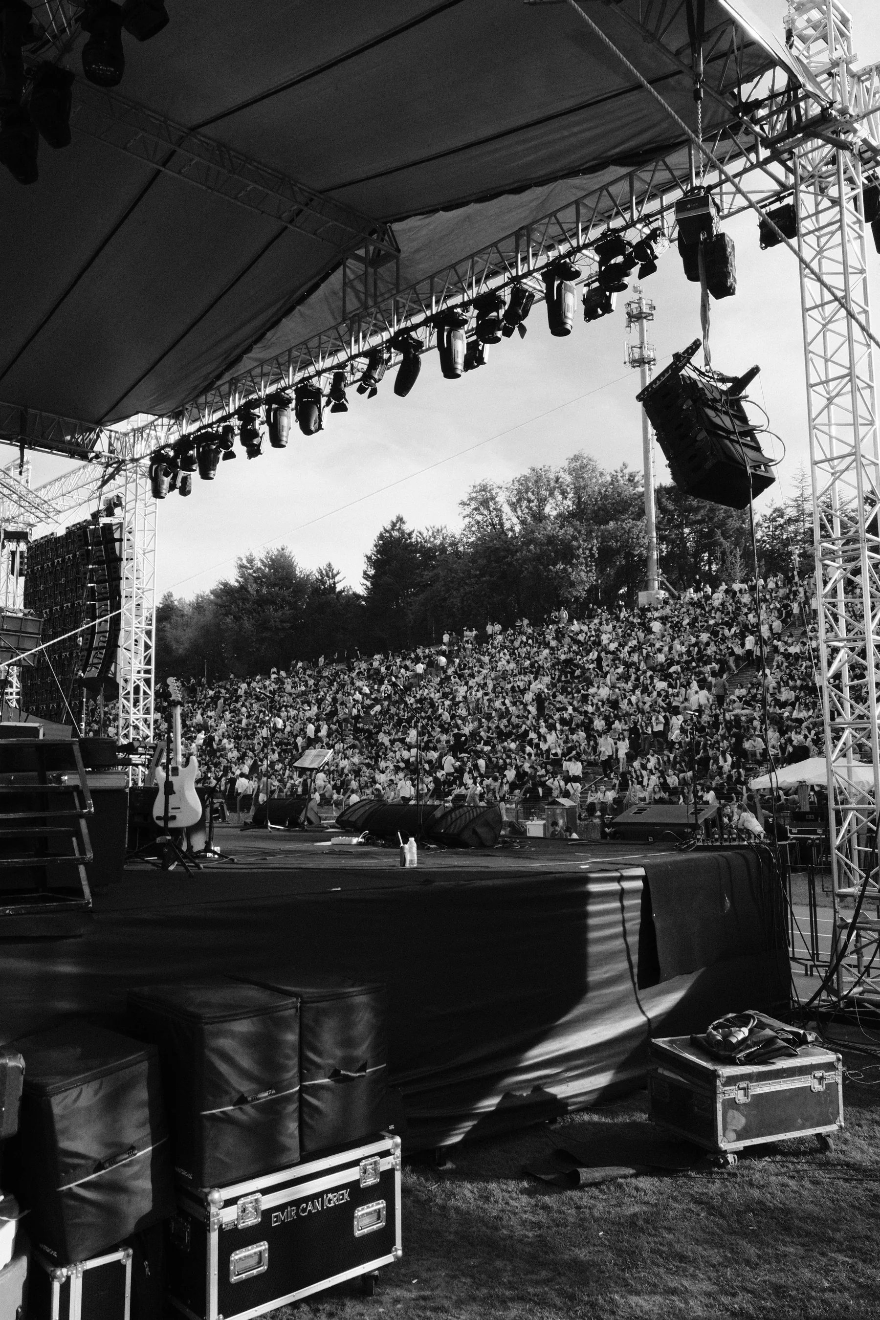 Kusursuz Organizasyonların Teknik Mimarı: Profesyonel Ses, Işık, Sahne ve Müzik Organizasyon Rehberi