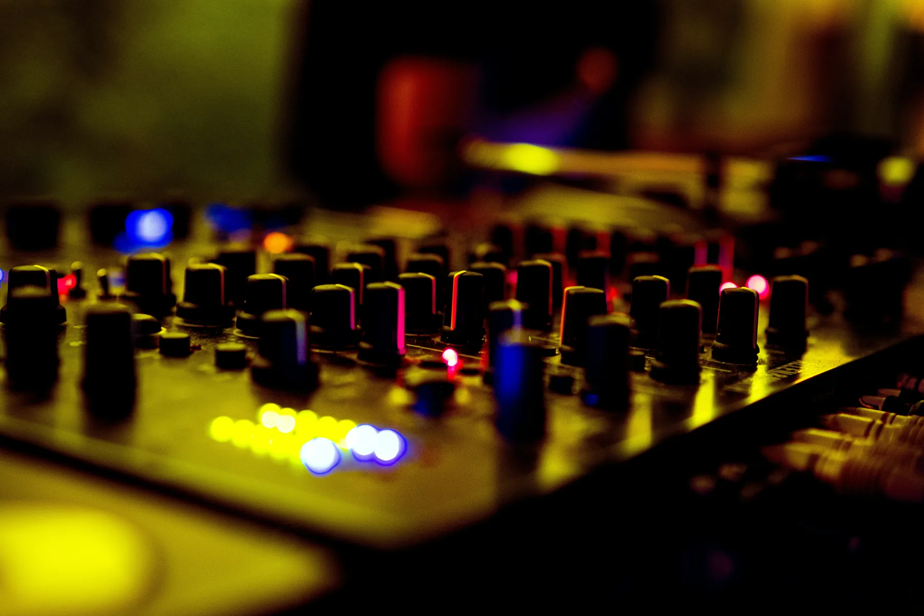 Restoran Bar ve Clublar İçin DJ Hizmeti | Mekâna Göre Müzik Seçimi